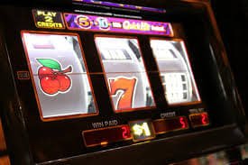 Pemuda memainkan taruhan online lewat ponsel di gitartogel